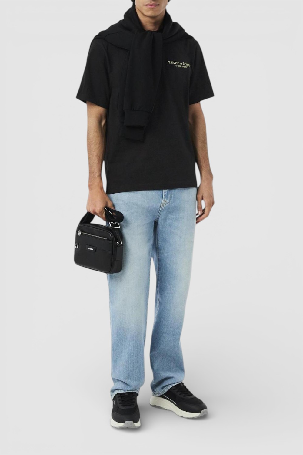 תמונת כל הלוק של חולצת טי